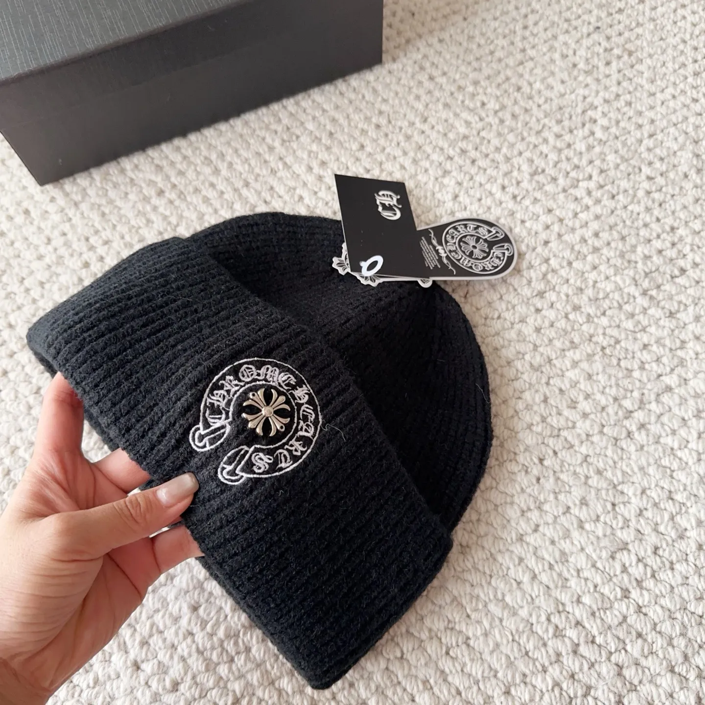 💰60 Crow Heart Autumn and Winter Wool Knitted Beanie This must be a favorite of minimalism. It is clean, neat, fashionable and versatile, and will definitely not be picky about your face shape! A fashionable classic that lasts forever! Fashionable black and white can be purchased together!